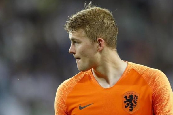 德弗里踢什么位置？