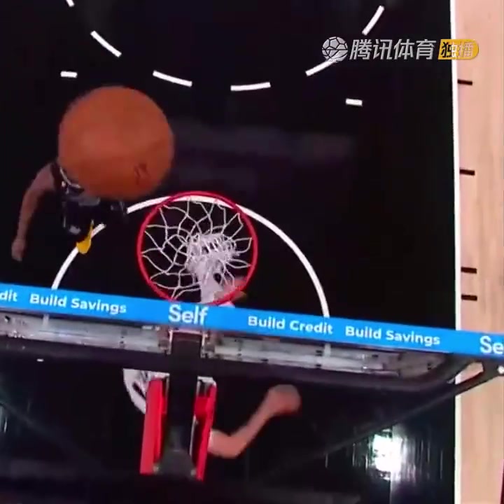 罕見一幕！努爾基奇拋投 球神奇停在籃板上沿 看呆凱爾登?。ㄅ瑺柣婕\）